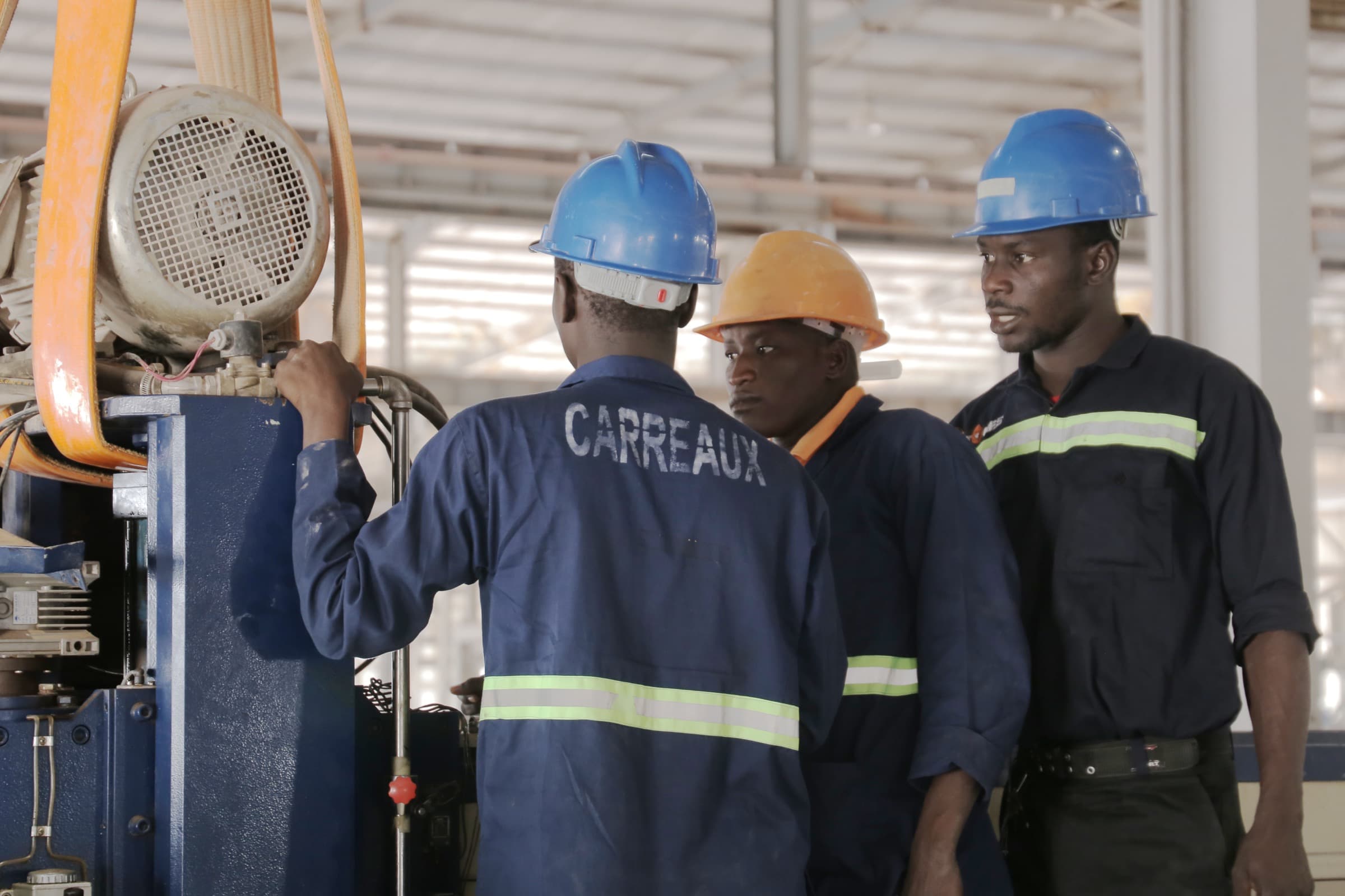 Techniciens maliens au travail dans une usine Stones