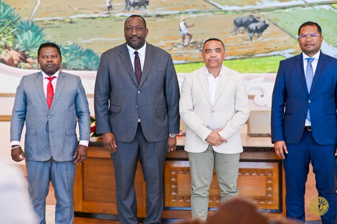 Les représentants officiels réunis pour le projet des universités régionales de Madagascar